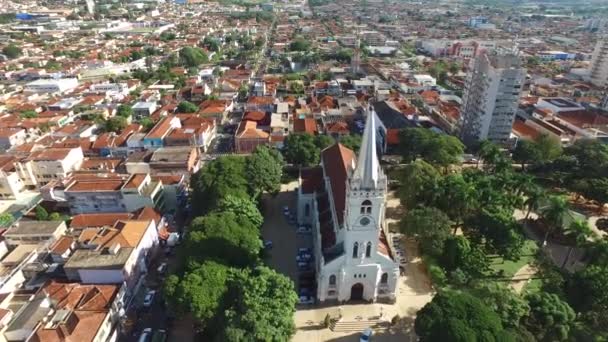 Luchtfoto van de kerk Nossa Senhora Aparecida in Sertozinho stad, Sao Paulo, Brazilië — Stockvideo