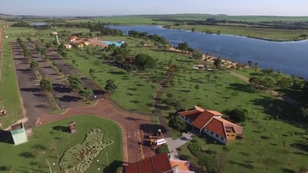 Sertozinho 市、サンパウロ、ブラジルの生態公園の航空写真 — ストック動画