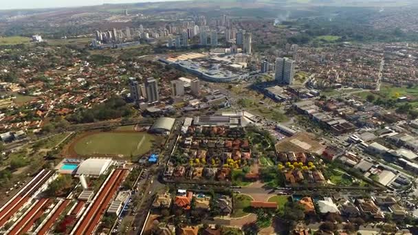 Luchtfoto uitzicht van Ribeirao Preto stad in Sao Paulo, Brazilië. Augustus, 2017. — Stockvideo