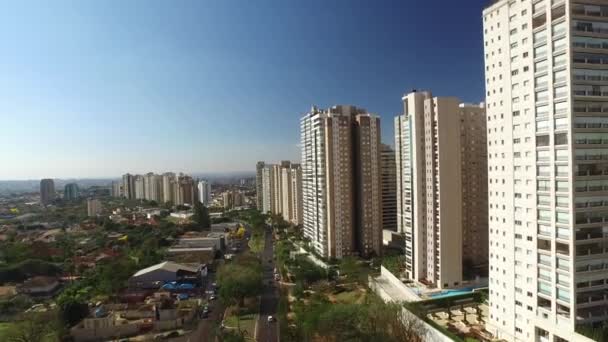 Luchtfoto uitzicht van Ribeirao Preto stad in Sao Paulo, Brazilië. Augustus, 2017. Fiusa Avenue — Stockvideo