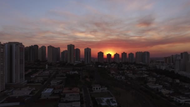 Ciudad aérea de Ribeirao Preto en Sao Paulo, Brasil. Región de Joao Fiusa Avenue en el día de la puesta del sol . — Vídeos de Stock