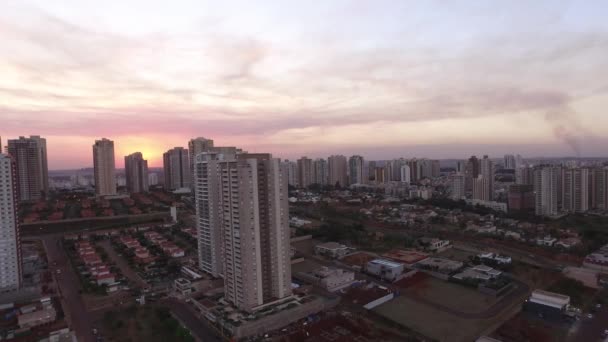 Luchtfoto Ribeirao Preto stad in Sao Paulo, Brazilië. Regio Joao Fiusa Avenue in zonsondergang dag. — Stockvideo
