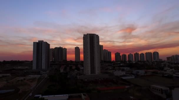 Aerial Ribeirao Preto stad i Sao Paulo, Brasilien. Regionen av Joao Fiusa Avenue i solnedgången dagen. — Stockvideo