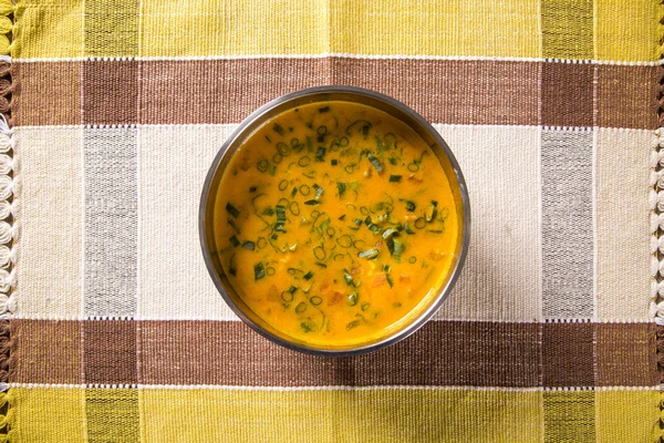 Sopa de Sururu dentro de uma tigela de metal. Prato brasileiro . — Fotografia de Stock