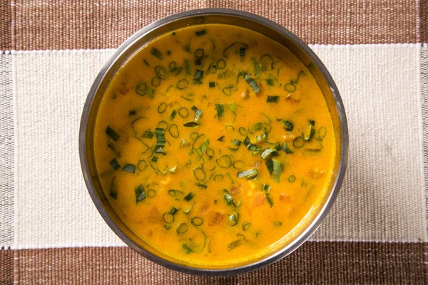 Sopa de Sururu dentro de uma tigela de metal. Prato brasileiro . — Fotografia de Stock