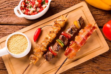 Bir tahta üzerine çeşitli biftek şişleri