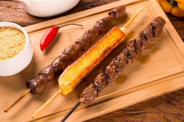 Bir tahta üzerine çeşitli biftek şişleri