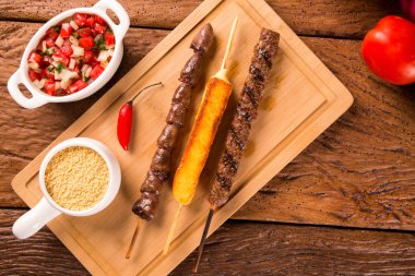 Bir tahta üzerine çeşitli biftek şişleri