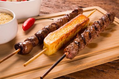 Bir tahta üzerine çeşitli biftek şişleri