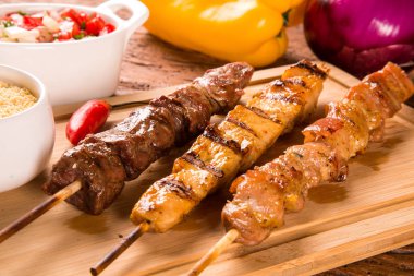 Bir tahta üzerine çeşitli biftek şişleri