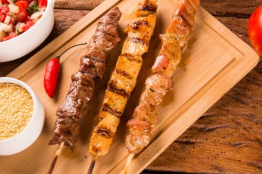 Bir tahta üzerine çeşitli biftek şişleri