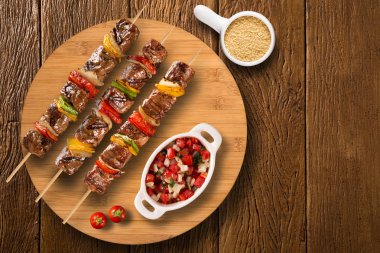 Biftek şişleri üzerine kurulu vinagrete ve Mısır unu ile