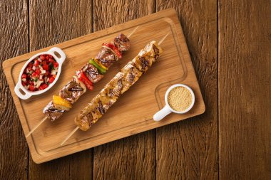 Bir tahta üzerine çeşitli biftek şişleri