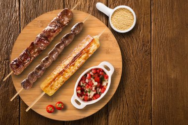 Bir tahta üzerine çeşitli biftek şişleri