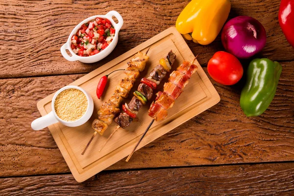 Bir tahta üzerine çeşitli biftek şişleri