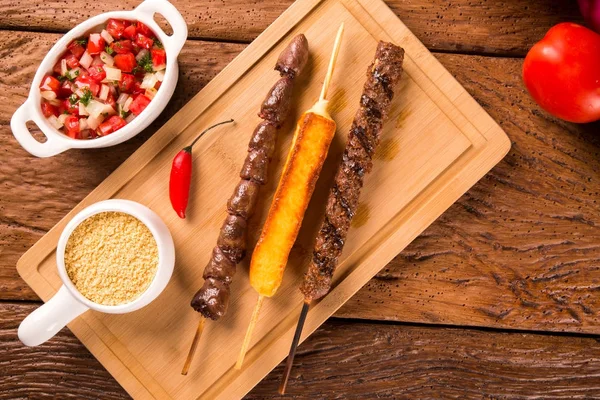 Bir tahta üzerine çeşitli biftek şişleri