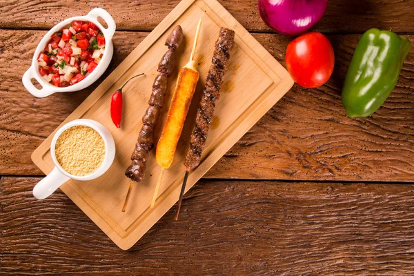 Bir tahta üzerine çeşitli biftek şişleri