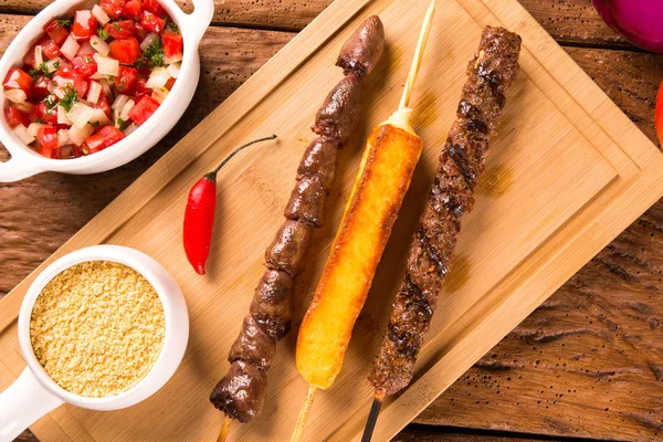 Bir tahta üzerine çeşitli biftek şişleri