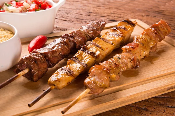 Brochetas de filete surtidos en la parte superior de una tabla — Foto de Stock