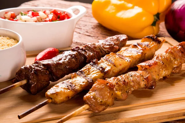 Brochetas de filete surtidos en la parte superior de una tabla — Foto de Stock