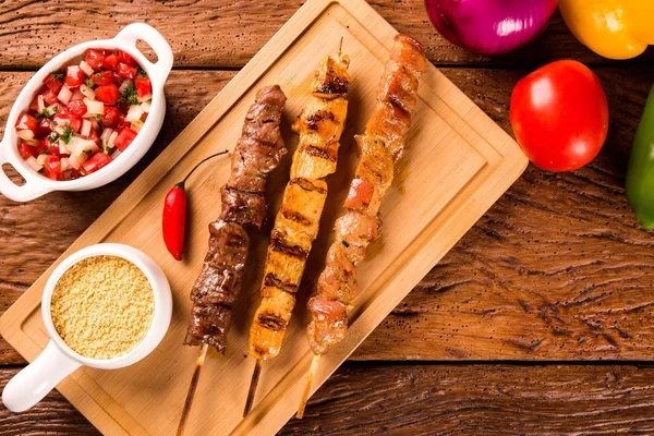 Bir tahta üzerine çeşitli biftek şişleri