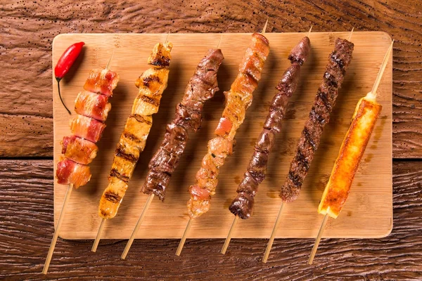 Bir tahta üzerine çeşitli biftek şişleri