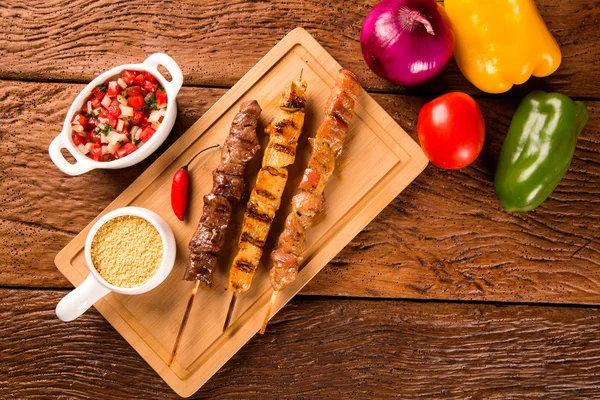 Bir tahta üzerine çeşitli biftek şişleri