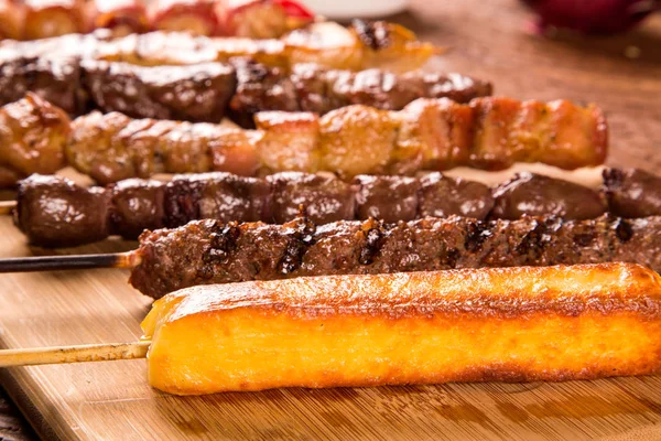 Assorted steak skewers on top of a board — Stock Photo, Image