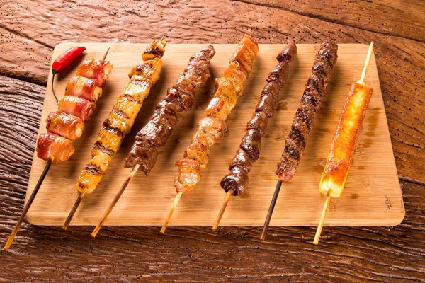 Bir tahta üzerine çeşitli biftek şişleri