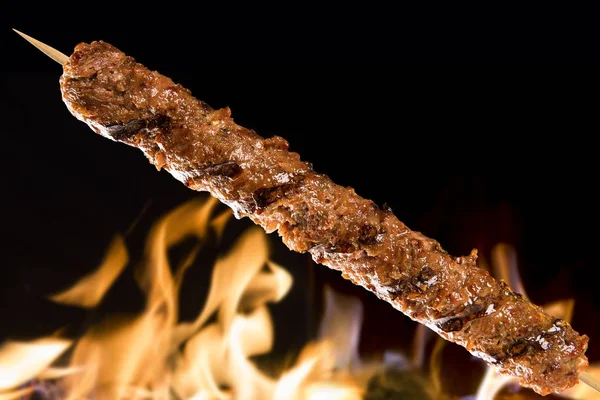 Espetos de Kafta em um fundo de fogo — Fotografia de Stock