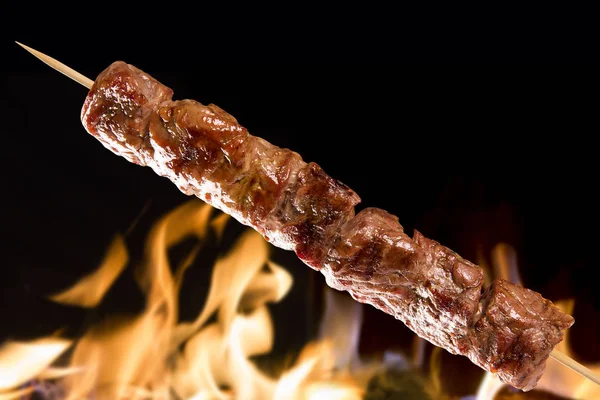 Espetos de carne em um fundo de fogo — Fotografia de Stock