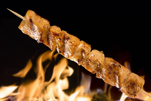 Yangın arka plan üzerinde tavuk şiş