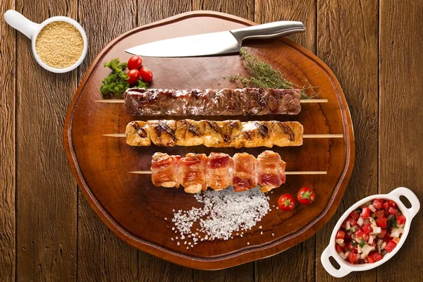 Bir tahta üzerine çeşitli biftek şişleri