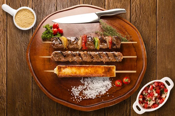 Brochetas de filete surtidos en la parte superior de una tabla — Foto de Stock