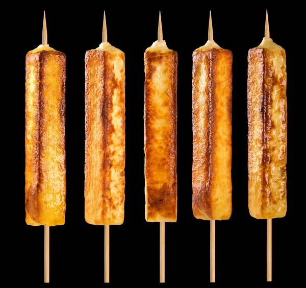 Siyah bir zemin üzerine peynir şiş