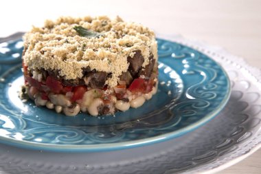 Domates soslu et ile haşlanmış fasulye