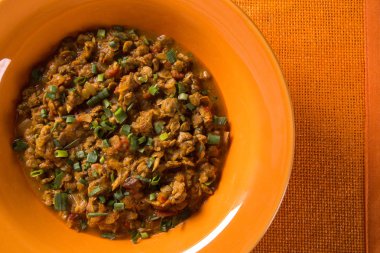 Sururu çorbanın içine portakal bir tabak. Brezilyalı çanak.