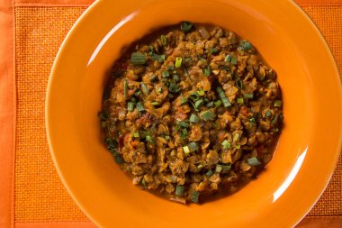 Sururu çorbanın içine portakal bir tabak. Brezilyalı çanak.