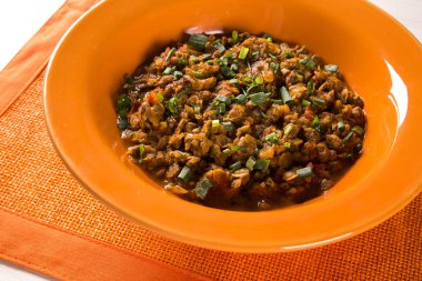 Sururu çorbanın içine portakal bir tabak. Brezilyalı çanak.