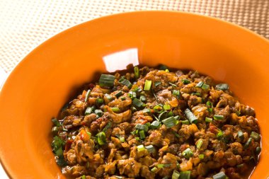 Sururu çorbanın içine portakal bir tabak. Brezilyalı çanak.