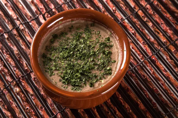 Kase ahşap masa arka plan üzerinde fasulye çorbası