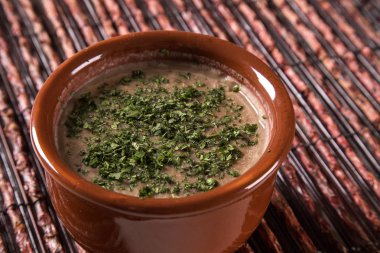 Kase ahşap masa arka plan üzerinde fasulye çorbası