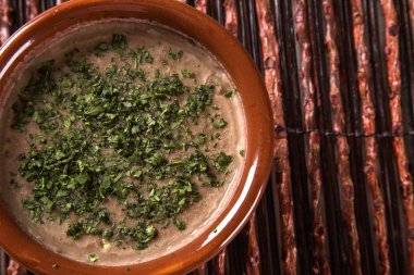 Kase ahşap masa arka plan üzerinde fasulye çorbası