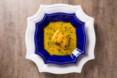 Ahşap bir masa üzerinde tavuk ile Pequi meyve. Frango com pequi.