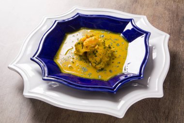 Ahşap bir masa üzerinde tavuk ile Pequi meyve. Frango com pequi.