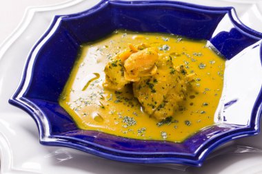 Ahşap bir masa üzerinde tavuk ile Pequi meyve. Frango com pequi.