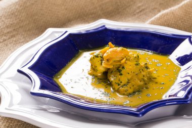 Ahşap bir masa üzerinde tavuk ile Pequi meyve. Frango com pequi.