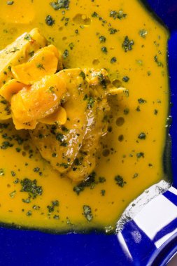 Ahşap bir masa üzerinde tavuk ile Pequi meyve. Frango com pequi.