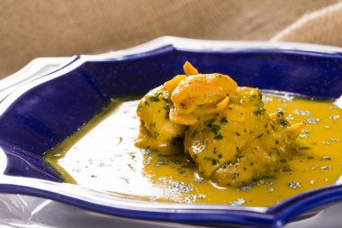 Ahşap bir masa üzerinde tavuk ile Pequi meyve. Frango com pequi.