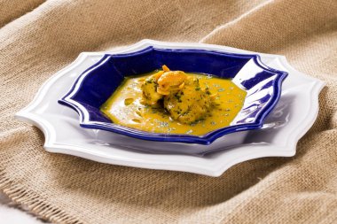 Ahşap bir masa üzerinde tavuk ile Pequi meyve. Frango com pequi.